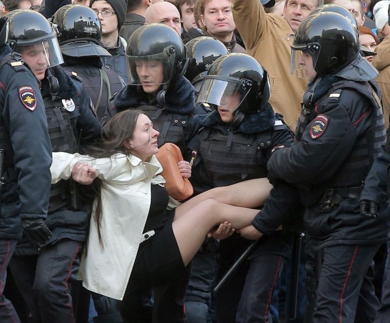Фото. Эротичное задержание девушки на митинге в марте 2017